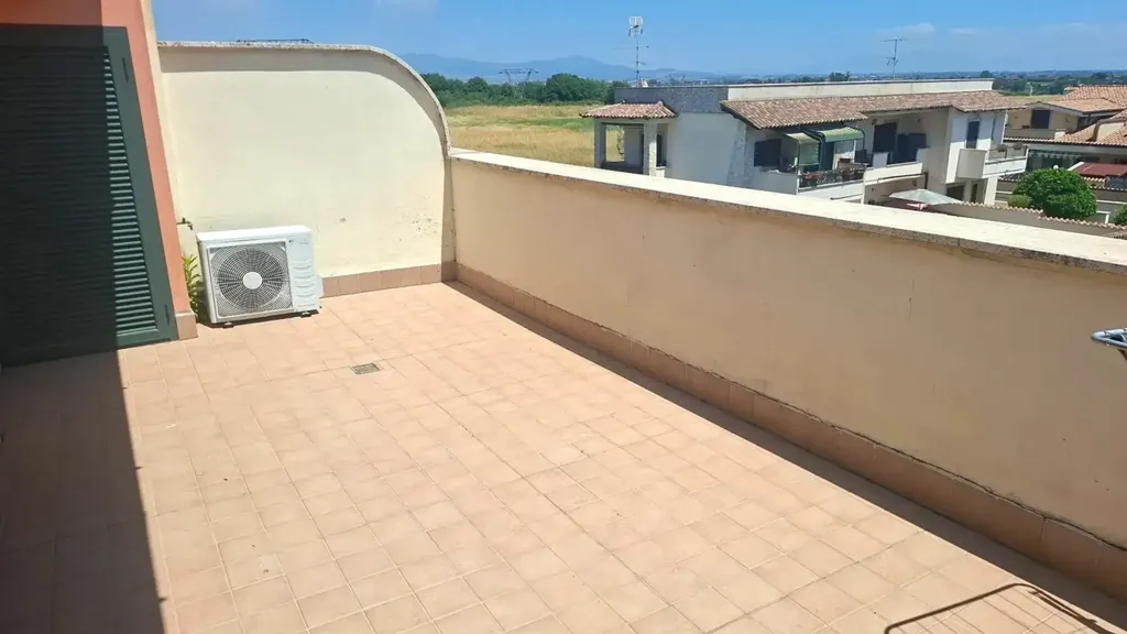 Balcone - Casa indipendente con giardino a Pomezia