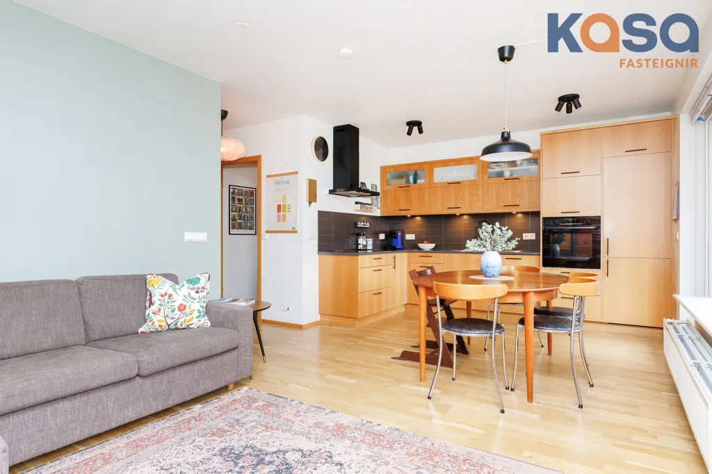 Séjour - 3-Bed Apartment with Balcony in Naustahverfi