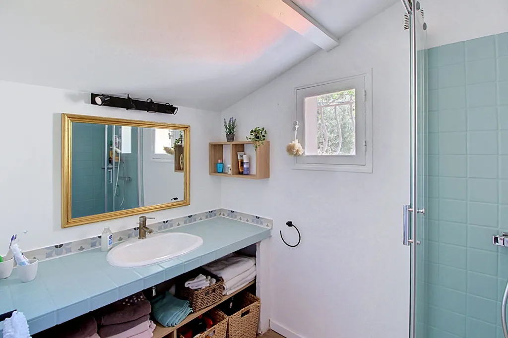 Salles de bain - Maison Rénovée avec Piscine à Lorgues