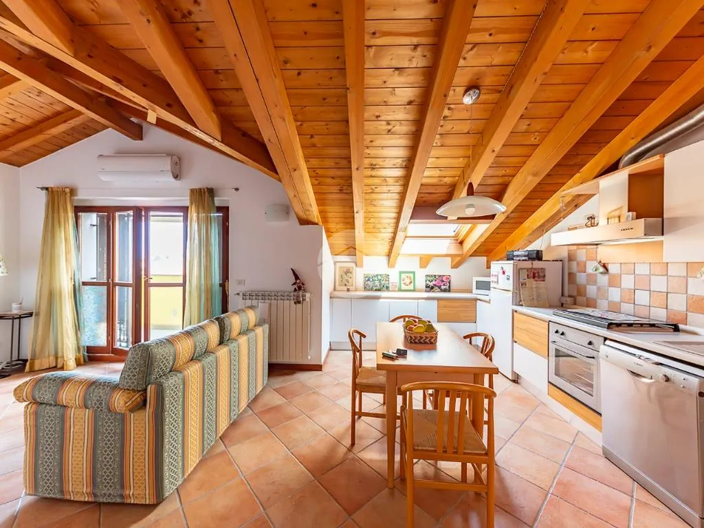 Söögituba - Mansarded Apartment with Balcony in Uboldo