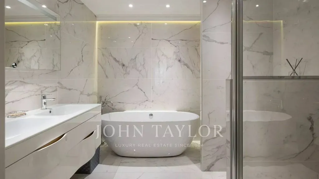 Bathrooms - Luxury Flat with Sea View in Cannes