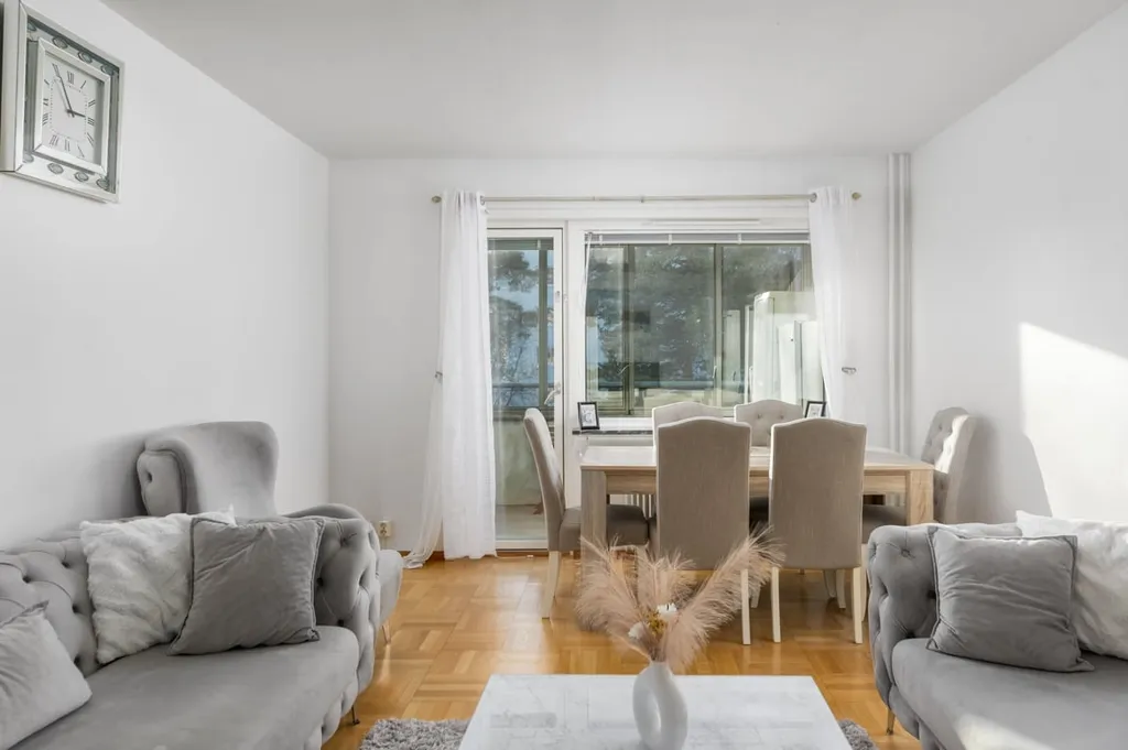 Séjour - Spacious Apartment with French Balcony in Blombacka