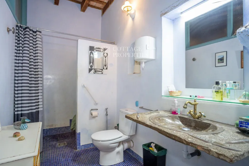 Salles de bain - Sustainable Farmhouse with Panoramic Views in Pla de l'Estany
