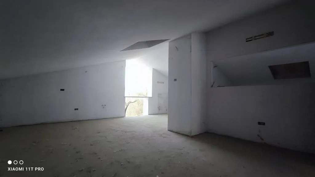 Pièces - Modern Mansard Apartment with Terrace in Neive