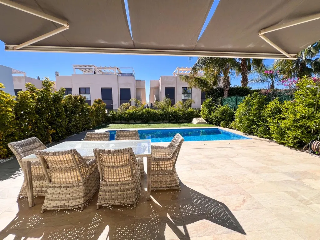 Piscine - Contemporary Villa with Pool in Rojales