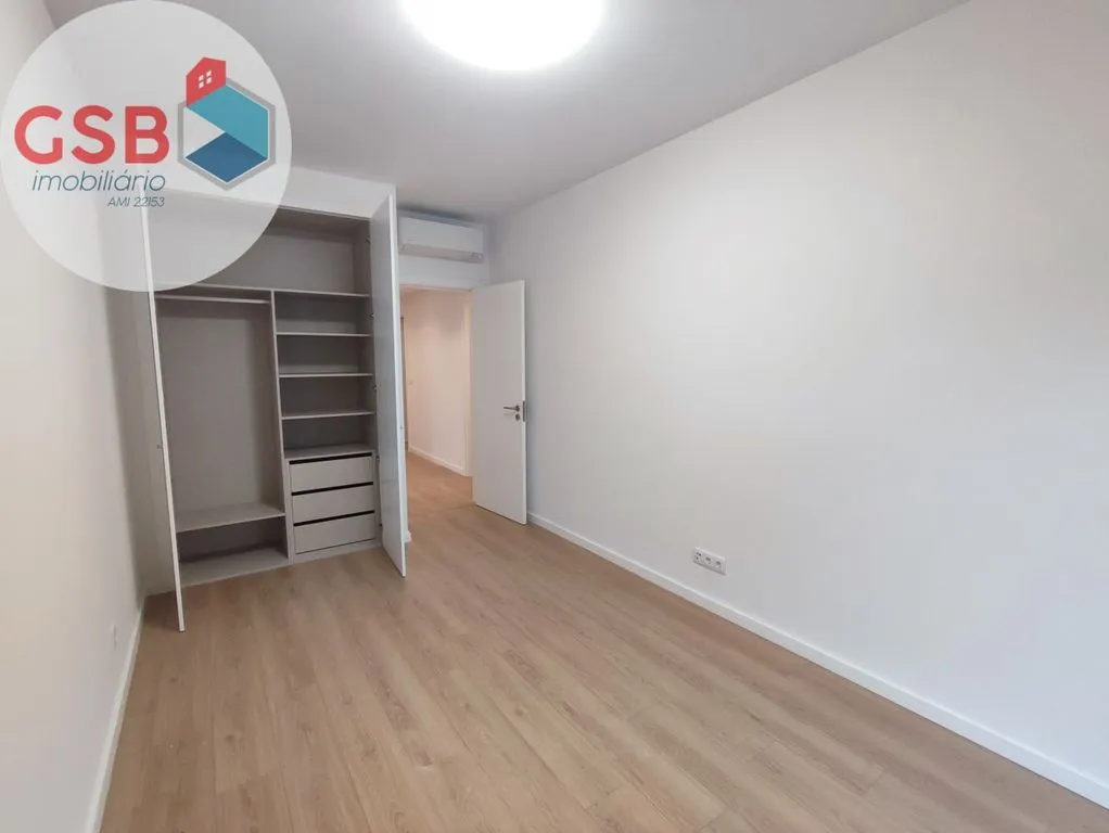 Pièces - New 3-Bed Flat with Balconies in Seixal