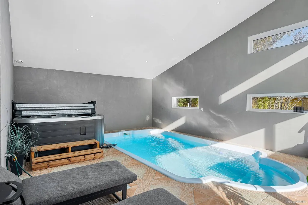 Piscina - Modern House with Pool in Gislaved