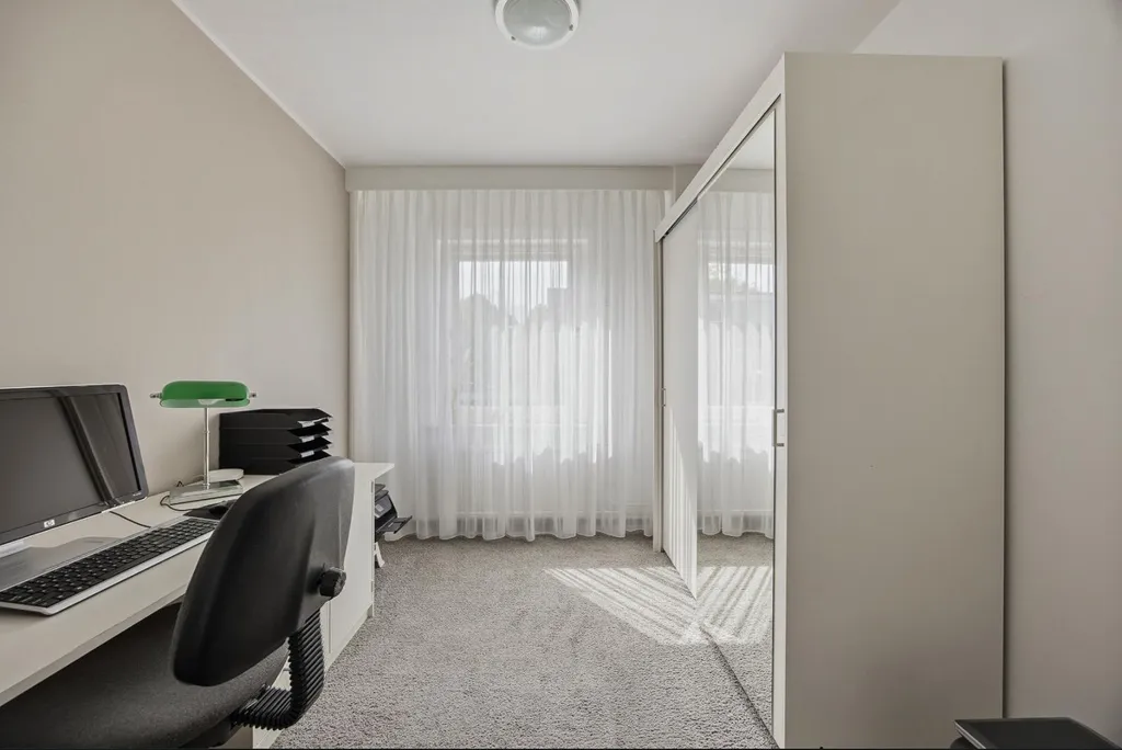 Bureau - Two-Storey House with Garden in Made