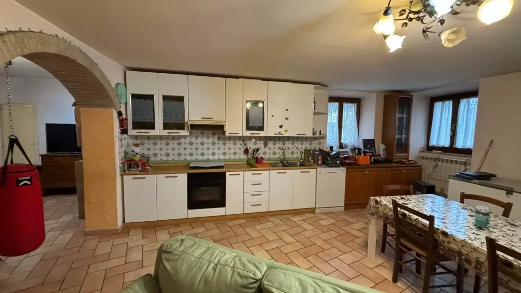 Cuisine - Rustic Ground Floor Apartment with Private Garden in San Severino Marche