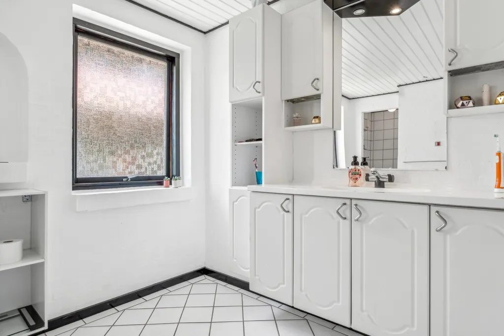 Salles de bain - Villa with Professional Workshop in Ferritslev