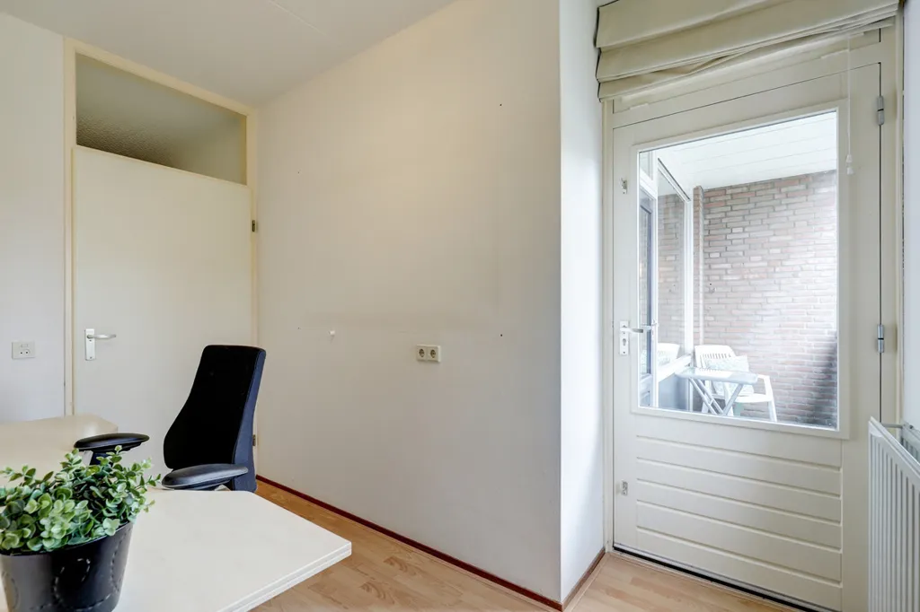 Bureau - Spacious Apartment with South-Facing Balcony in Baarlo