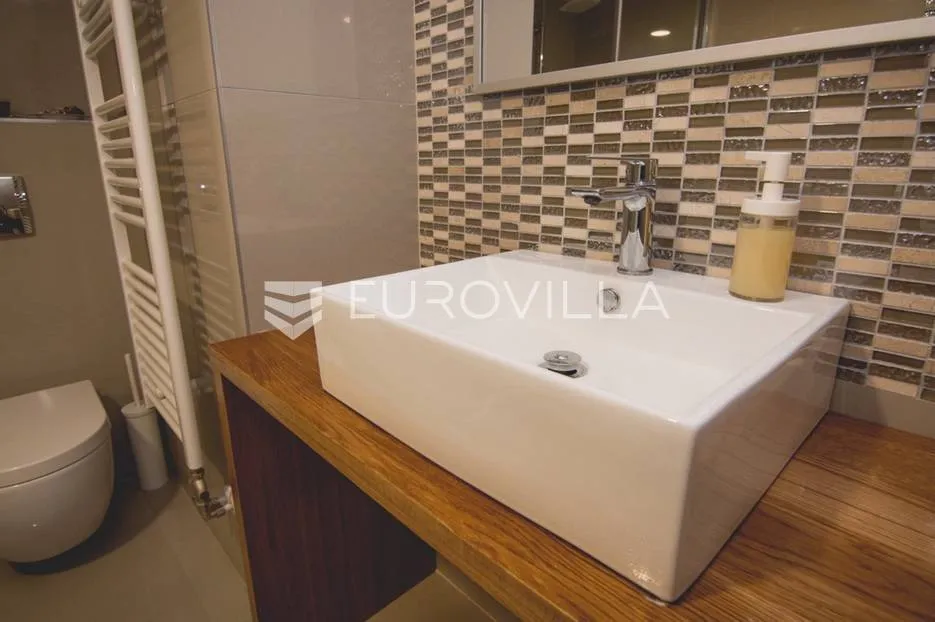 Salles de bain - Adapted Multi-Unit Apartment in Donji Grad