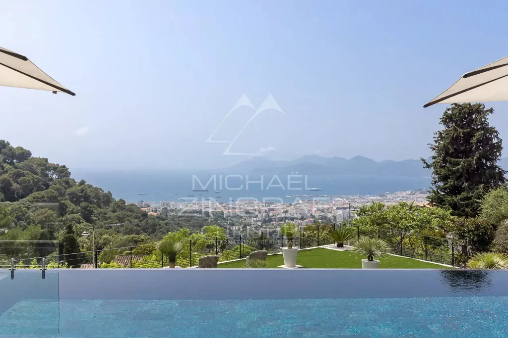 Piscine - Villa de luxe avec vue mer à Cannes