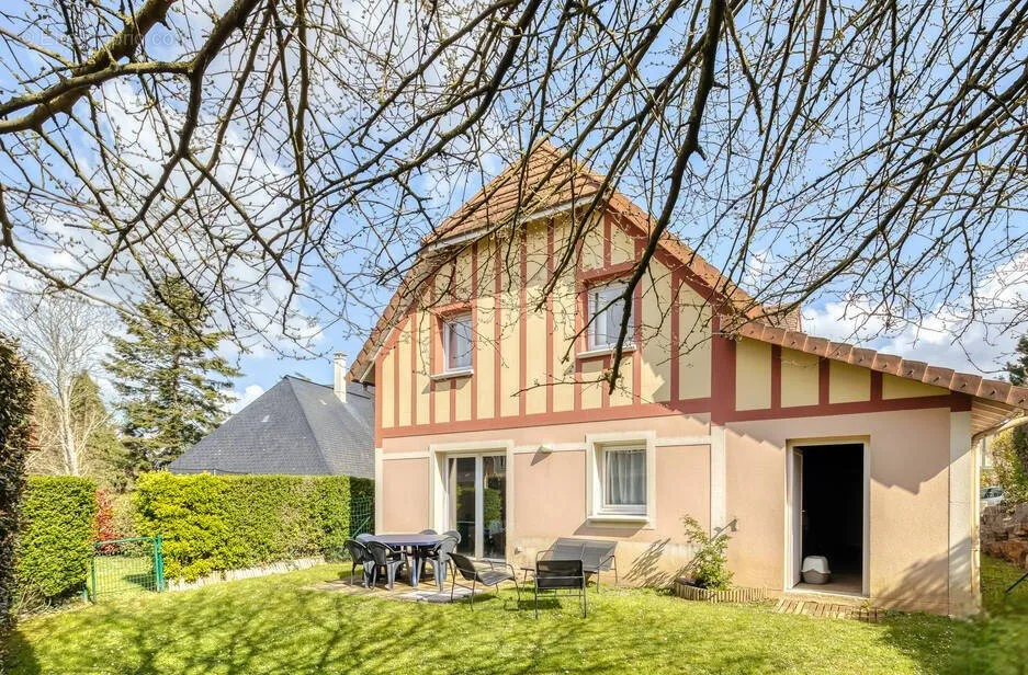 Garden - 5-Bedroom House with Garden in Quiet Area