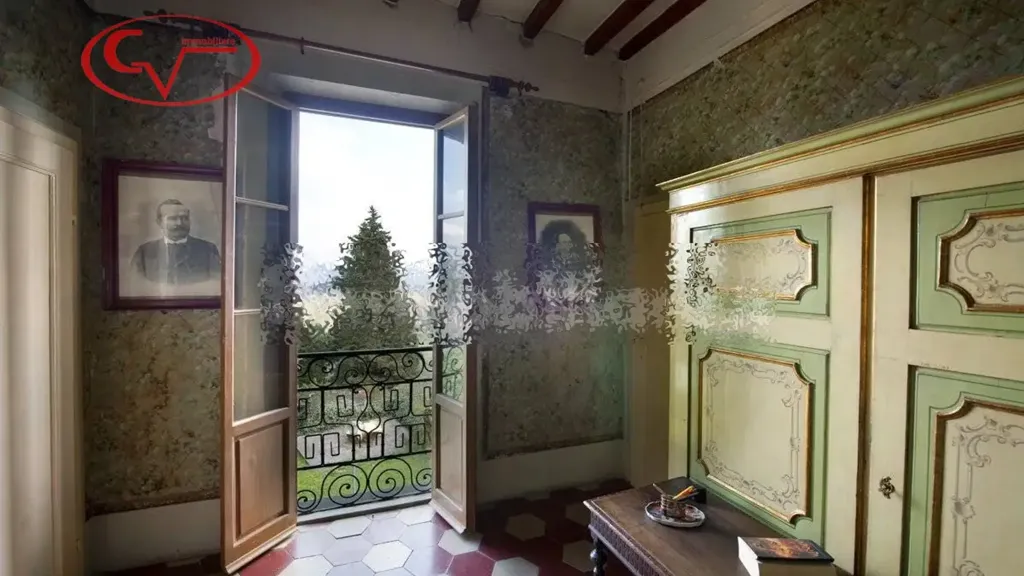 Bureau - Historic Villa with Olive Grove in Montevarchi