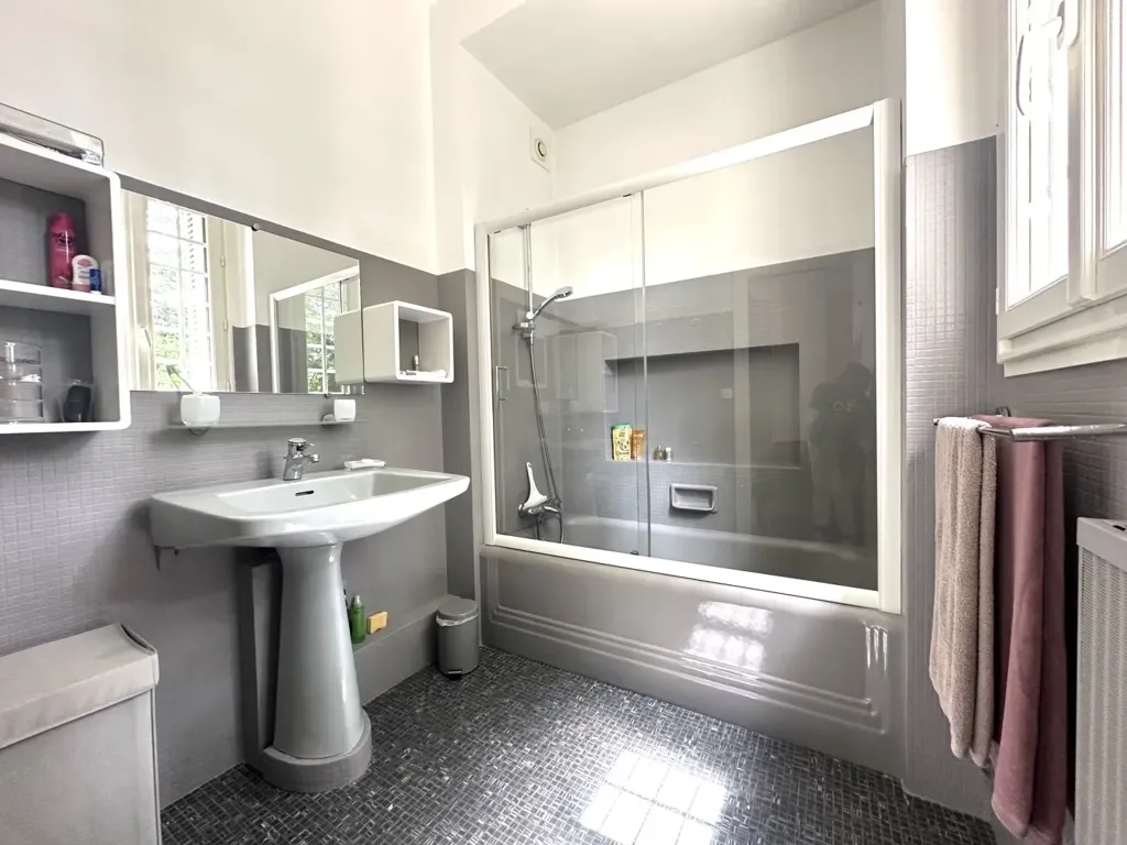 Salles de bain - Propriété avec Spa de Nage et Parc à l'Ouest de Tours