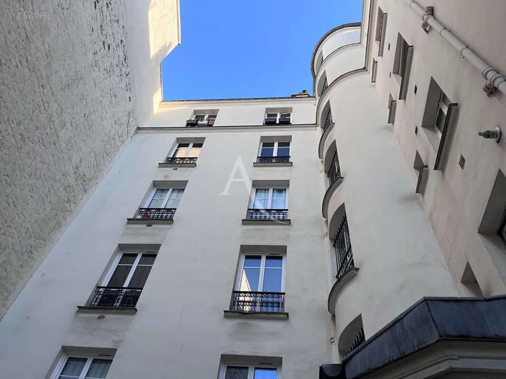 Jardin - Studio avec Cachet et Fort Potentiel en 2 Pièces à Paris