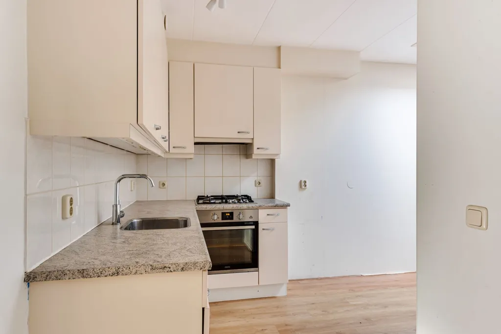 Köök - Spacious Renovated Semi-Detached House in Heiloo