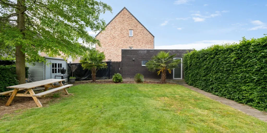 Aed - Eco-Friendly House with Solar Panels in Geel