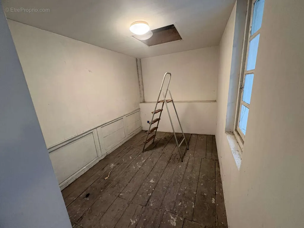 Rooms - Historic Commercial Building in Troyes Centre