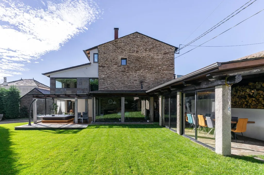 Terrasse - Restored Chalet with River Walk Access in Lugo