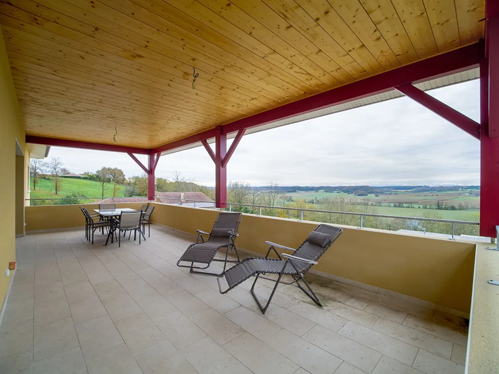 Terrasse - Maison Contemporaine avec Vue Pyrénées à Geaune