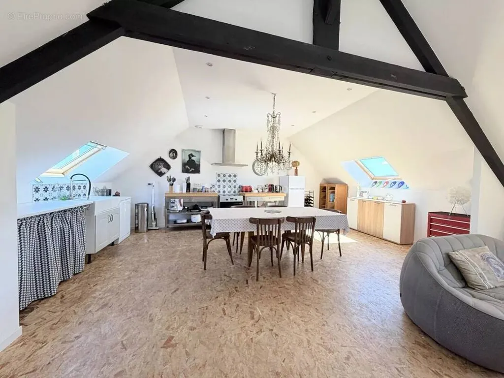 Séjour - Appartement Lumineux avec Fenêtres de Toit à Auray