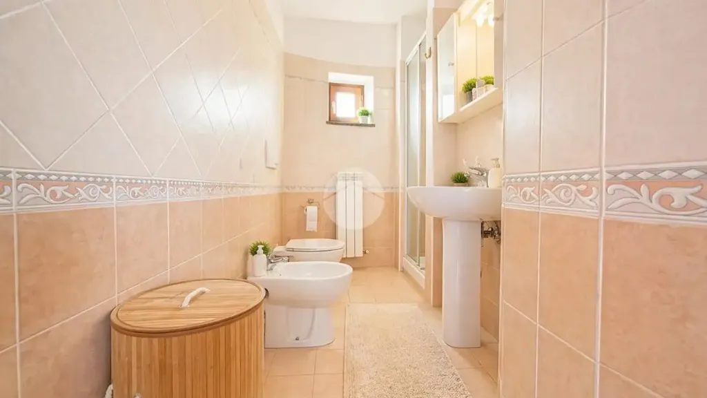 Salles de bain - First Floor Flat with Panoramic View in Rose