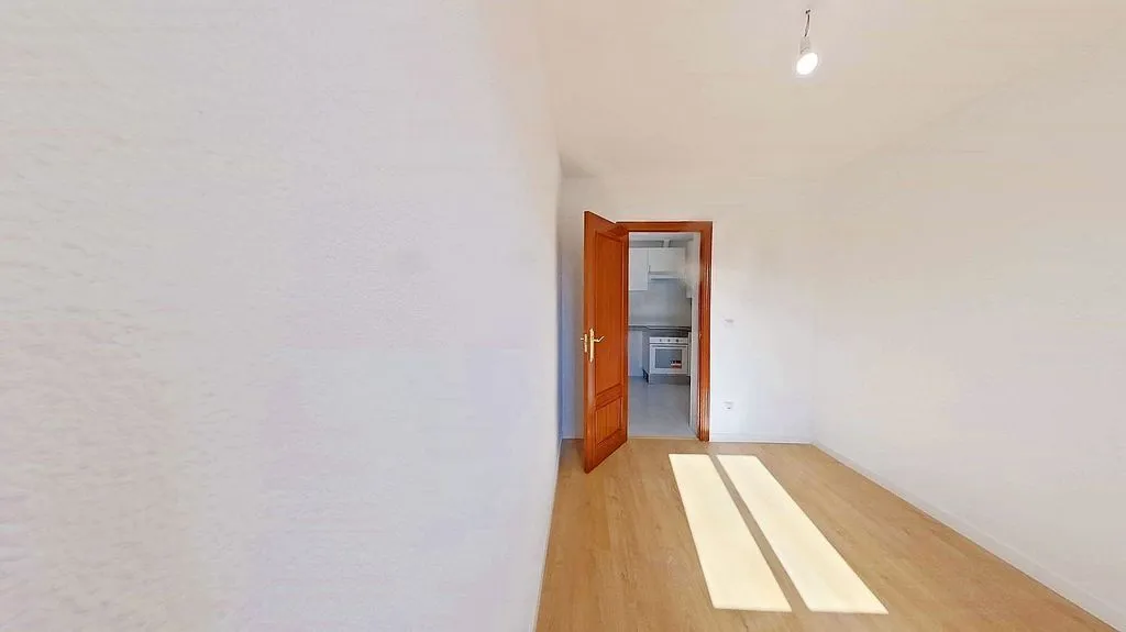 Toad - Three-Bedroom Flat with Ascensor in Puente de Vallecas