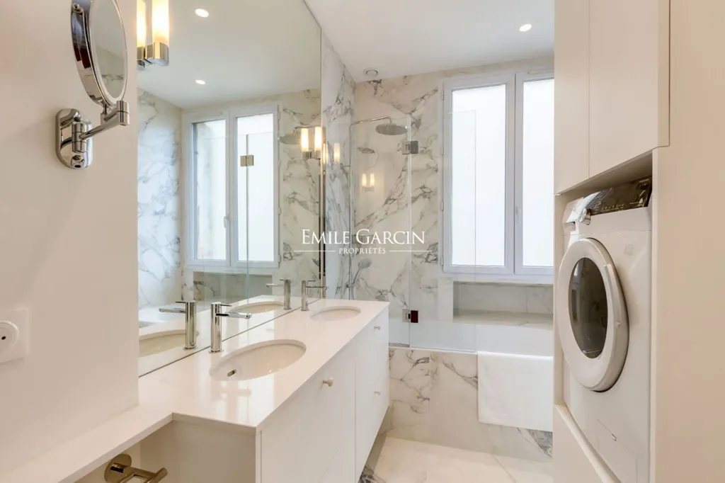 Vannitoad - Paris Apartment with Tour Eiffel View