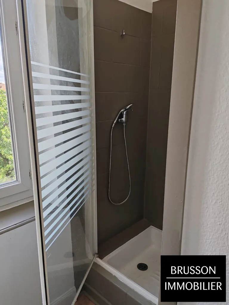Bathrooms - Refurbished 3-Bedroom Flat near Jardin du Mail