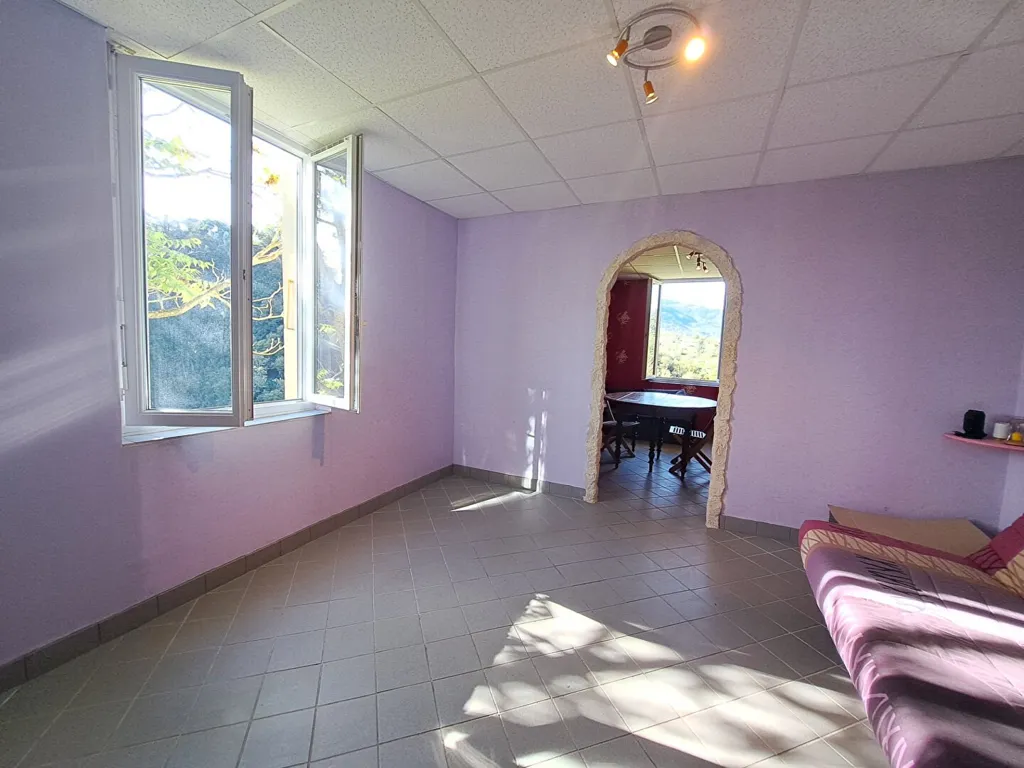 Pièces - Maison avec Garage et Terrain à Proximité du Centre-Ville