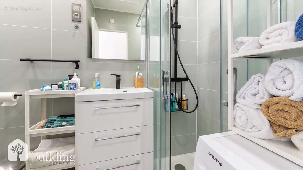 Vannitoad - 2-Bedroom Parisian Flat near Arc de Triomphe