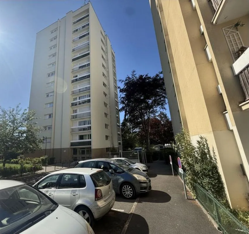 Esterno - 3-Piece Flat with Balcony in Central Location
