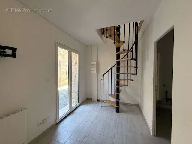 Esik - Charming Stone Cottage with Garden in Soissons