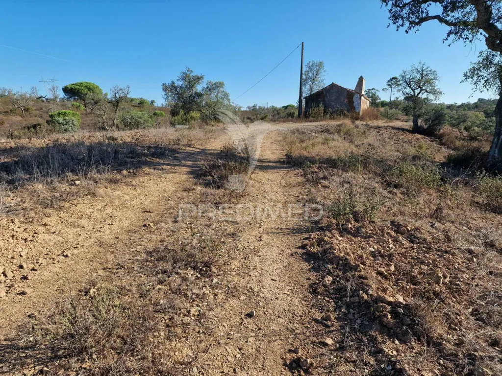 Jardin - Ruin with Construction Potential in São Francisco da Serra