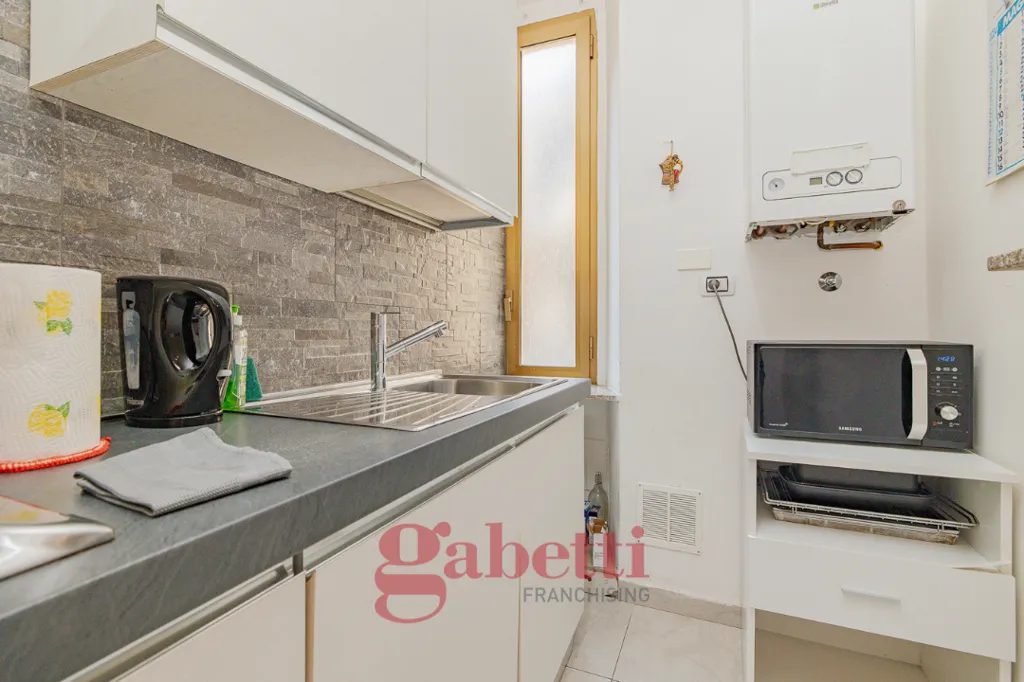 Cucina - Appartamento con terrazzino in stabile d'epoca a Milano