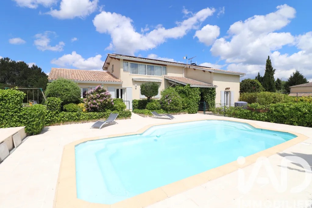 Piscine - Maison Contemporaine avec Piscine à Orignolles