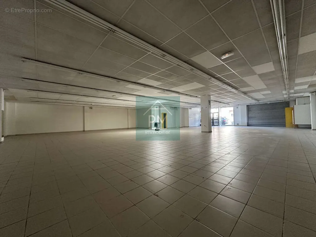 Garage - Commercial Space Near Beach in Mers-les-Bains