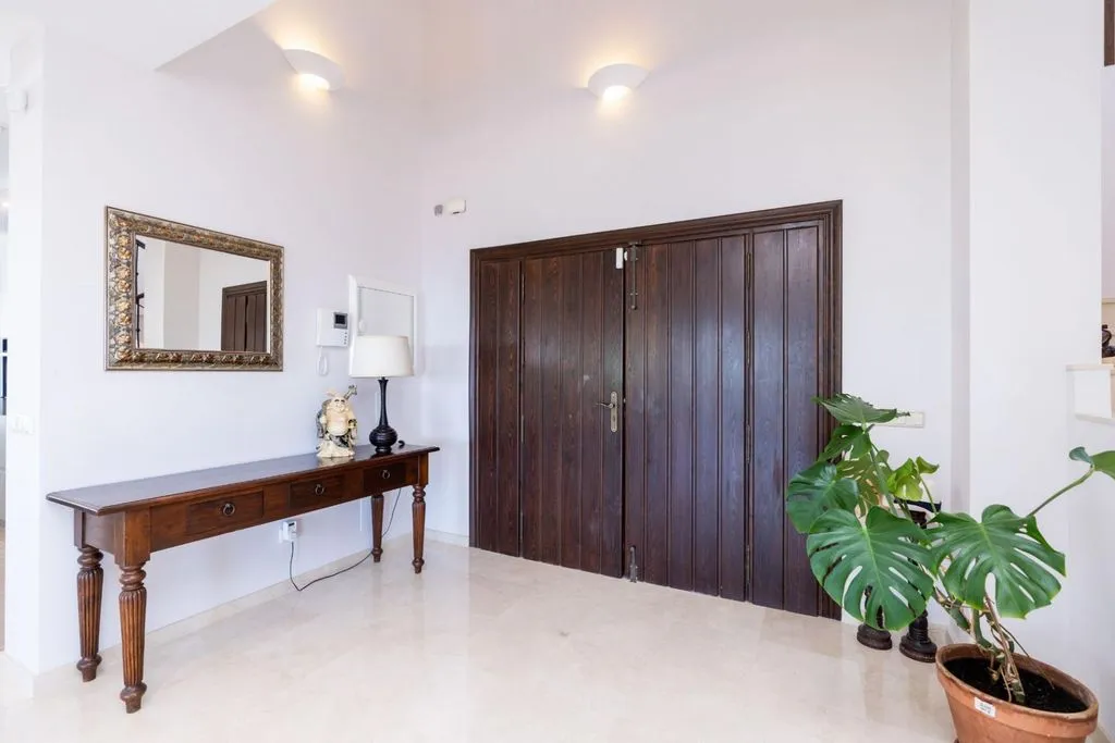 Entrée - Luxury Villa with Sea Views in Benahavis
