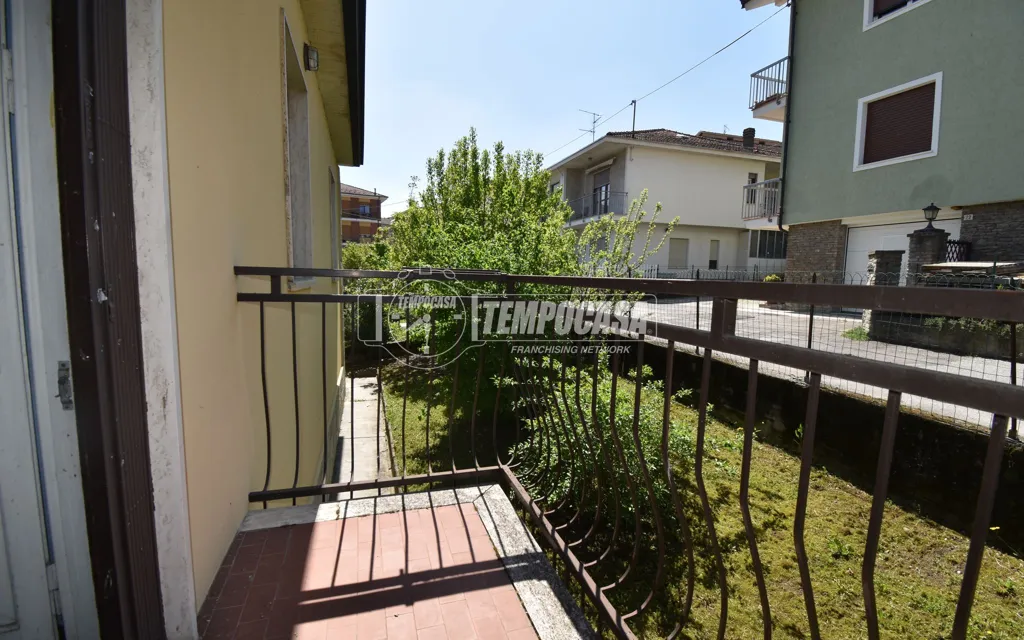 Balcony - Independent Villa with Garden in Moretta