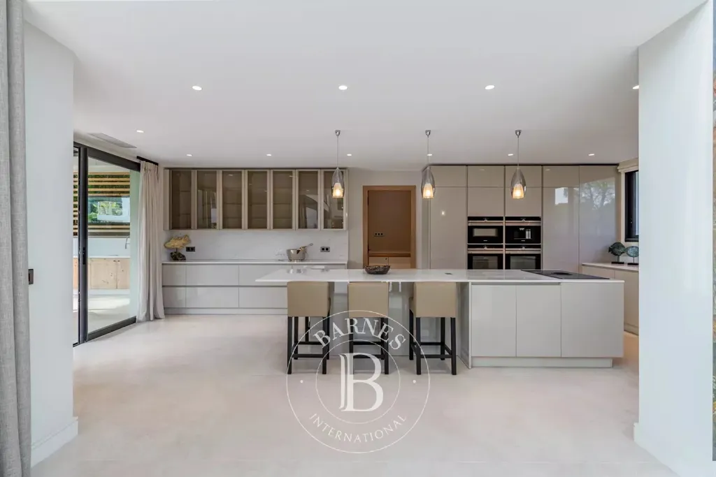 Kitchen - Contemporary Villa with Pool in Mougins