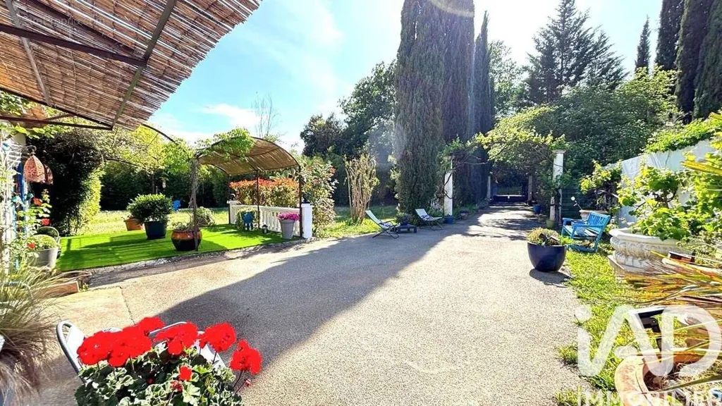 Jardin - Maison de Plain-Pied avec Piscine au Muy