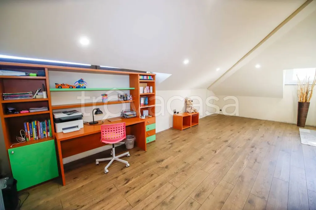 Bureau - Modern Villa with Private Garden in Lombardore