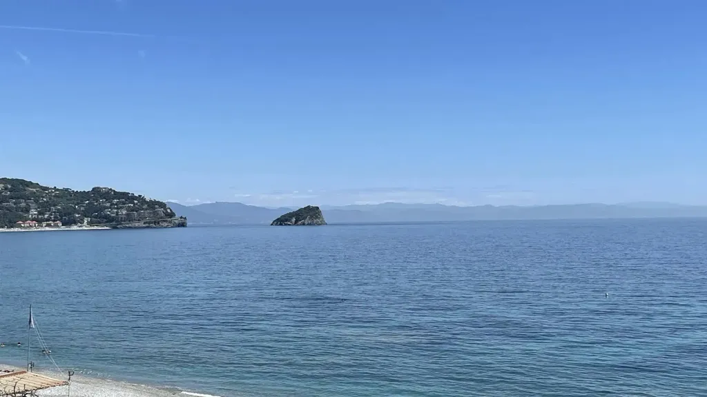 Seafront Apartment with Garage in Spotorno