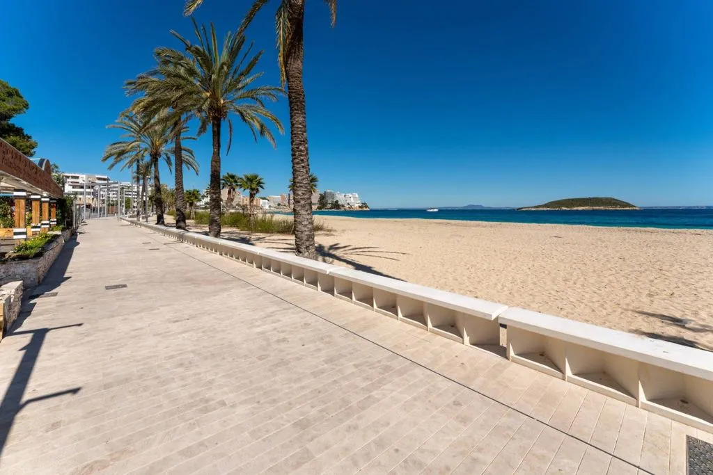 Seafront Apartment with Balcony in Magaluf