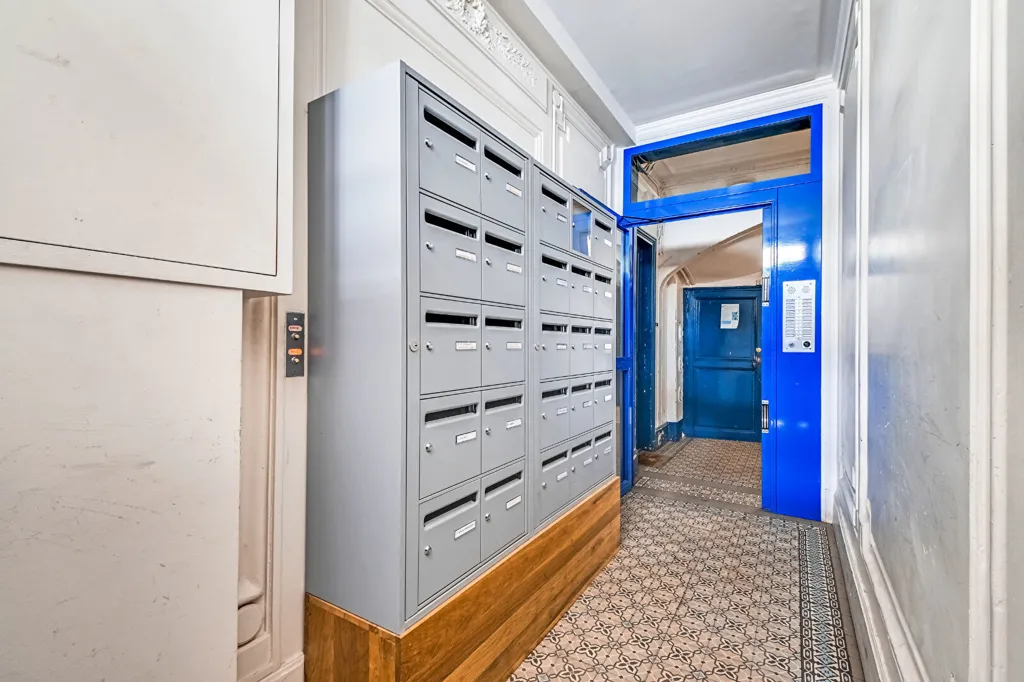Esik - 2-Bedroom Flat with Courtyard View in Paris