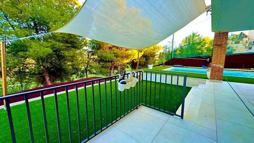 Bassein - Independent House with Pool and Terrace in Layos