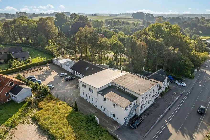 Vue aérienne - Multi-use Property with Workshop in Mern