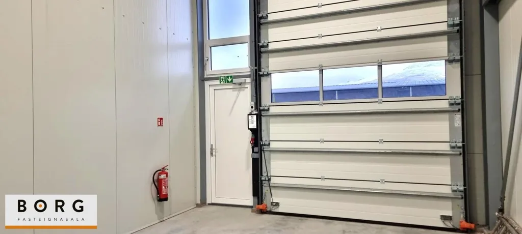 Garage - Industrial Unit with High Ceiling in Járnslétta